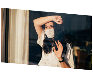 dame masquée devant une fenetre