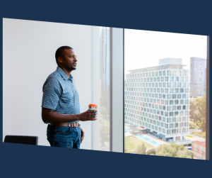 homme debout devant une fenetre